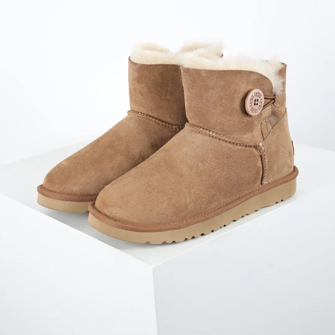 Pick up locally 💰560 Core recommended good price It is a very suitable choice for home furnishings. In the new year, uug launched a series of styles, which are partial to the preferences of young consumers and have also moved to the forefront of fashion trends. Shoe body material: water-repellent coated suede upper, 17 mm UGGPURE™ implantable wool insole, lightweight non-slip and comfortable rubber outsole, with brand LOGO and trademark, with full packaging Size: 35 36 37 38 39 40